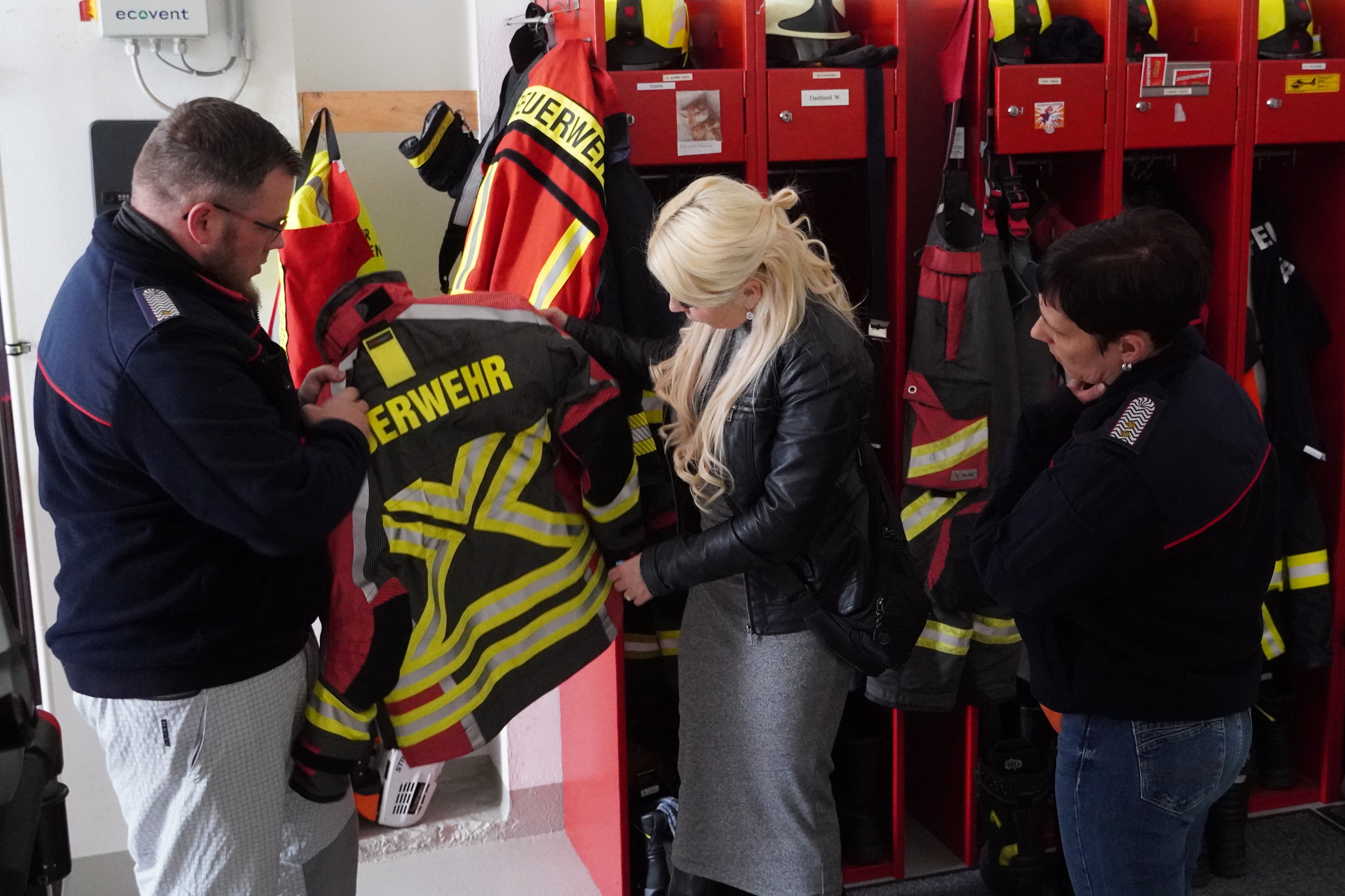 Nicole Walter-Mundt und Christian Howe informieren sich bei der Ortswehrfhrung um Anja Klemer-Koch und Oliver Koch ber den rtlichen Brandschutz, Foto: Christian Howe