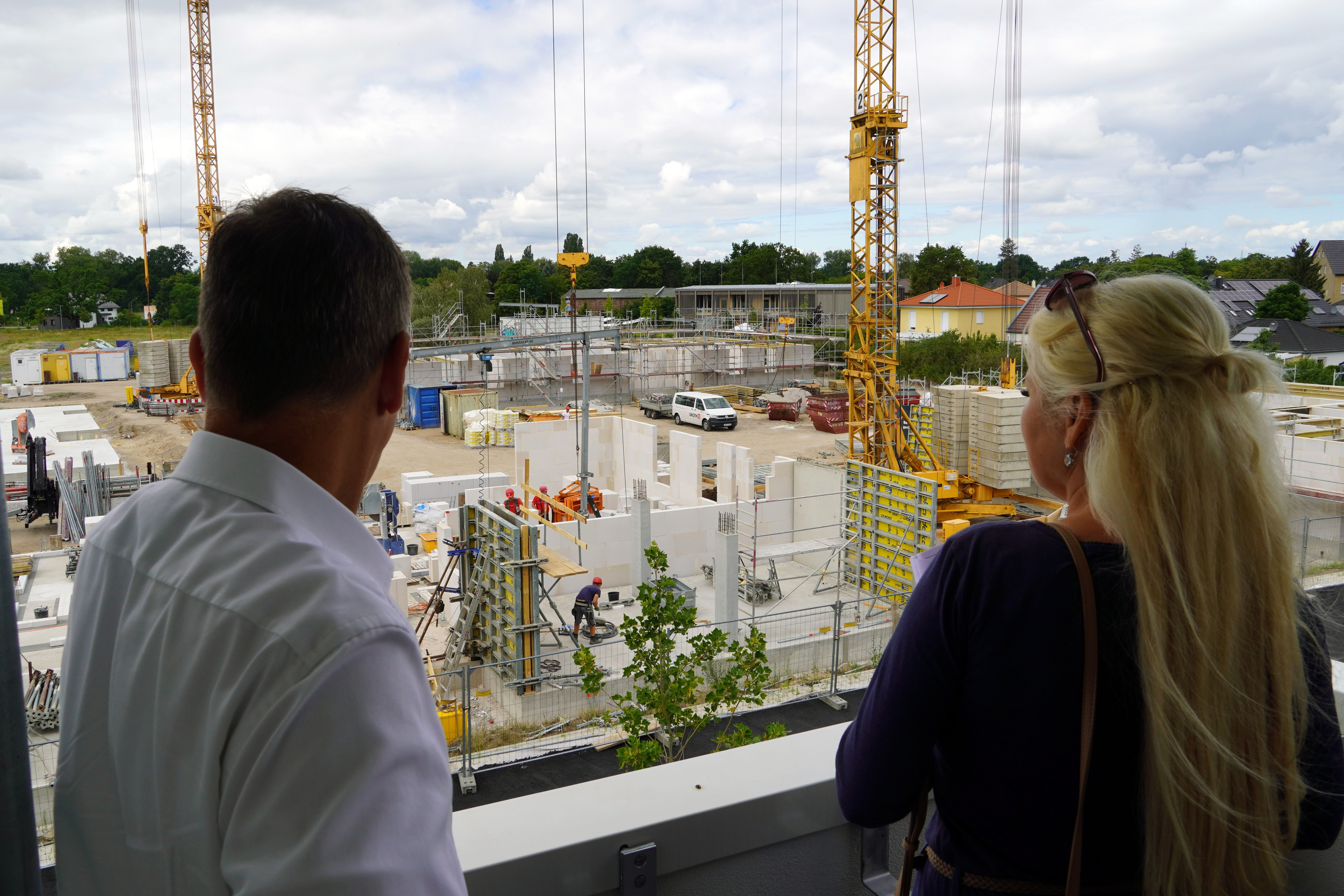 Im Austausch mit WOBA-Geschäftsführer Christian Urban zu den aktuellen Wohnungsbauprojekten in Oranienburg aus, Foto: Christian Howe 