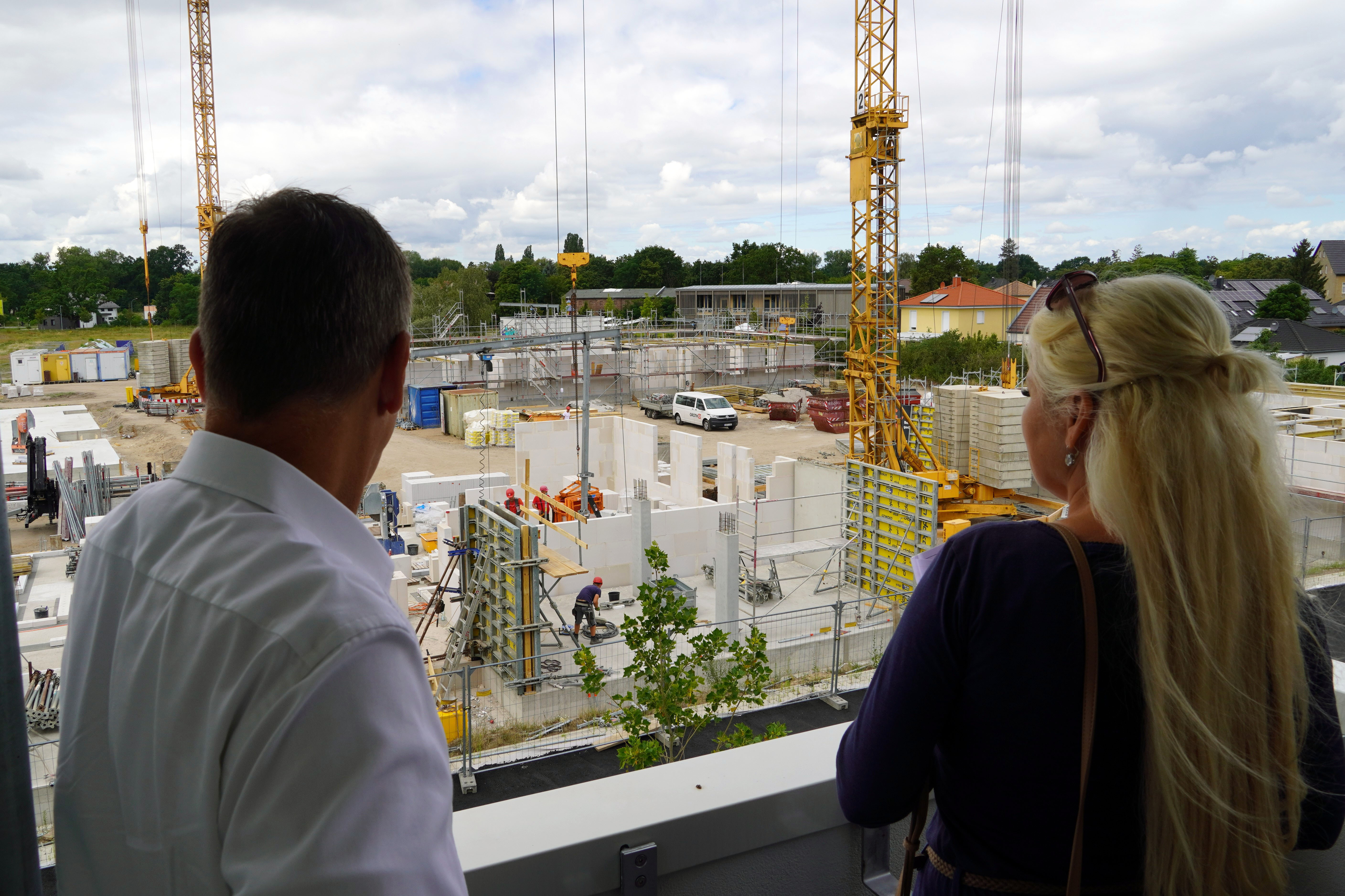 Im Austausch mit WOBA-Geschftsfhrer Christian Urban zu den aktuellen Wohnungsbauprojekten in Oranienburg aus, Foto: Christian Howe 