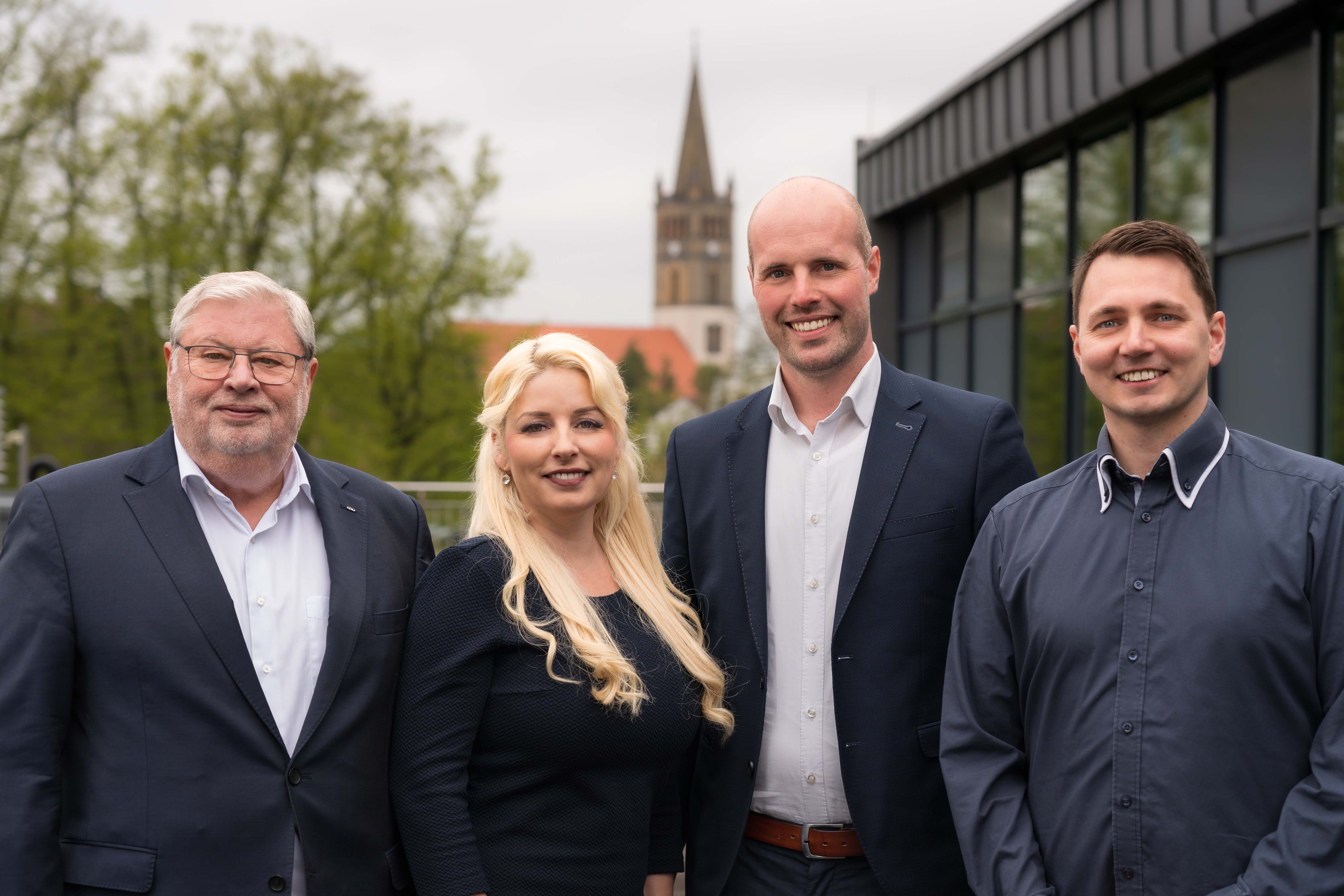 Die CDU-Partei- und Fraktionsspitze um Nicole Walter-Mundt (m.l.), Werner Mundt (l.), Christian Howe (r.) und Vizebrgermeister Christoph Schmidt-Jansa (m.r.), der die Wahlversammlung leitete, Foto: Andreas Herz