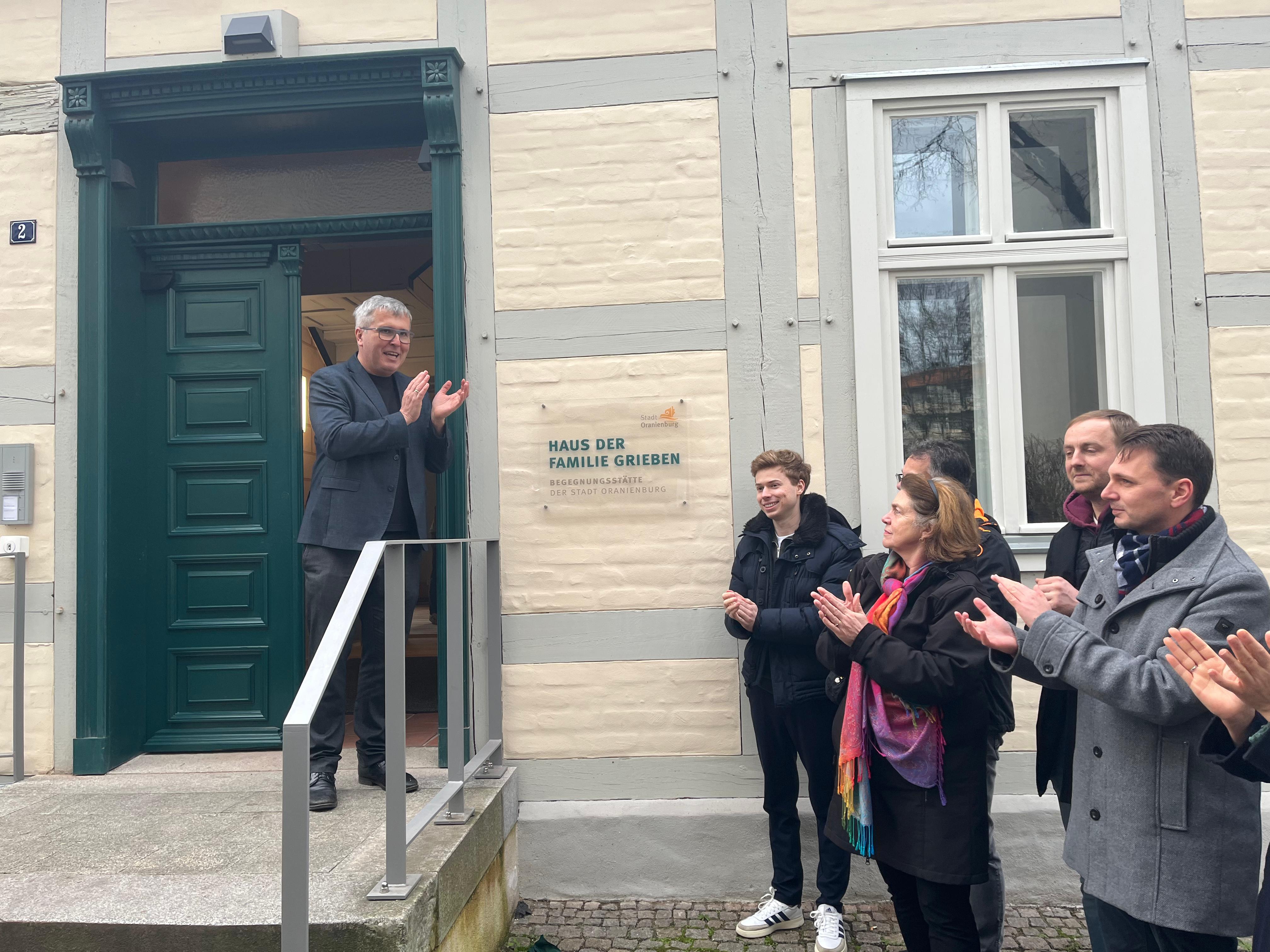 CDU-Vertreter bei der offiziellen Erffnung des denkmalgeschtzten Hauses in der Sachsenhausener Strae 2, Foto: Weser/Stadt Oranienburg